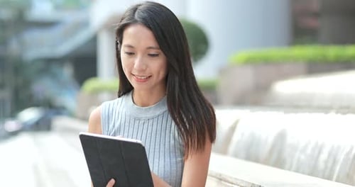 Frau benutzt Tablet-Computer