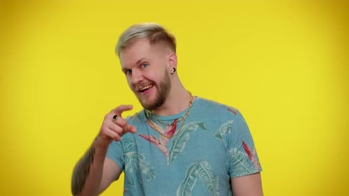 Mann lächelt aufgeregt und zeigt auf Kamera Schönheit Wählt glücklichen Gewinner, der darauf hinweist, dass