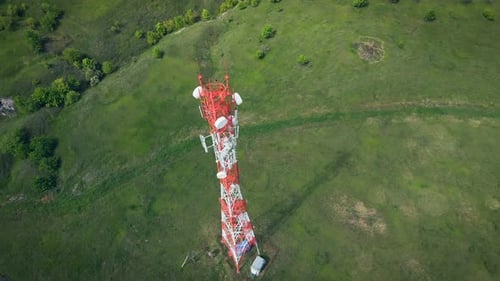 Antennenempfänger am Mobilfunkmast mit 5G-Basisstationstransceiver