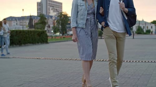 Namorado e namorada andando pela rua