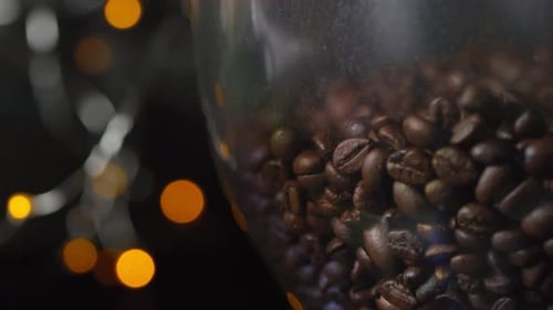 Frisch geröstete Kaffeebohnen in Bohnenbehälter
