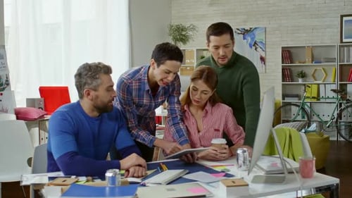 Kreative Menschen diskutieren über Projekt