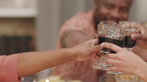 Verres à vin qui tintent au dîner en famille
