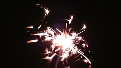 Buntes Feuerwerk bei Nacht auf Himmelshintergrund