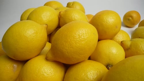 Frische gelbe Zitronen 26