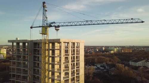 Luftaufnahme des Betonrahmens eines im Bau befindlichen hohen unfertigen Wohnhauses in einer Stadt