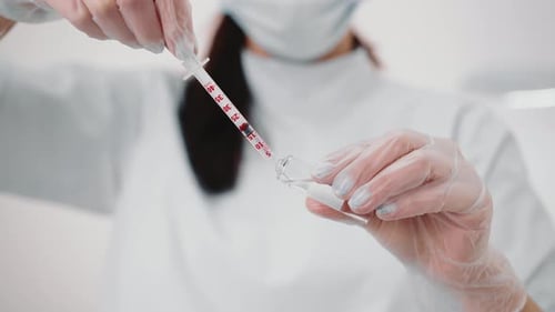 Krankenschwester wählt Impfstoffinjektion in Spritze Nahaufnahme
