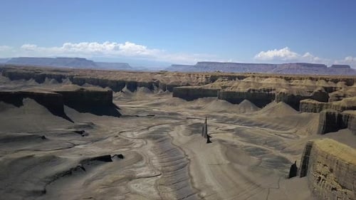 Luftaufnahme der Wüstenklippen in den Badlands von Utah