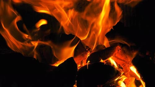 Brennende Flammen aus Holz