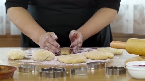 Nahaufnahme Damenhände Kneten Teig Backen Gebäck Zubereiten von Pizza oder Keksen DIY
