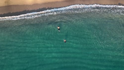 A Couple Swims in the Sea Aerıal Vıew 4 K