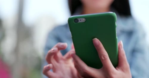 Frau benutzt Smartphone im Freien