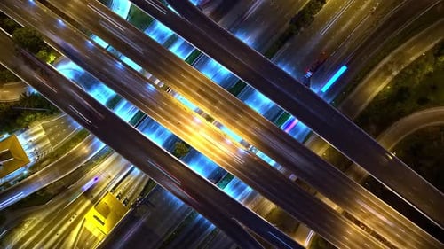 4K : Un Drone Hyperlapse a tiré au-dessus d'une route de jonction à plusieurs niveaux.