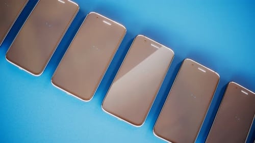 Eine Reihe von Smartphones zeigt Synchronisierungssymbole an. Synchronisieren Sie Daten zwischen Geräten. Mobiltelefone.