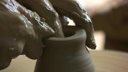 Sale Hands of Potter faisant du pot en gros plan