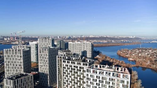 Bau eines Wolkenkratzers in einer Großstadt