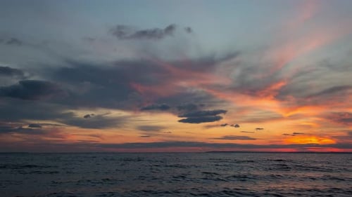 Sehr schöner orangefarbener Sonnenuntergang über dem Fluss, Zeitraffer
