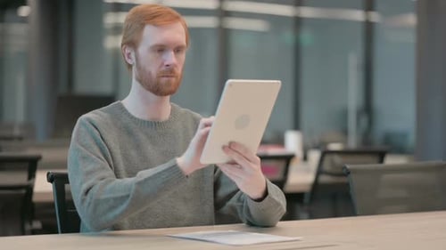 jeune homme, utilisation, tablette, assis, dans, bureau