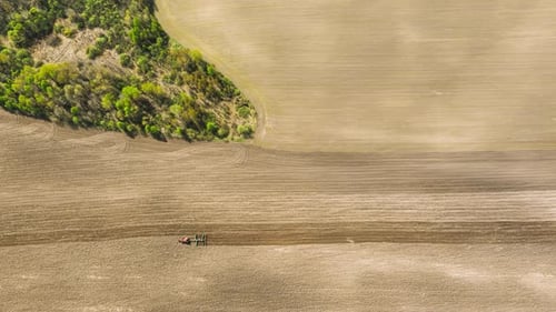Tractores arando el campo en primavera