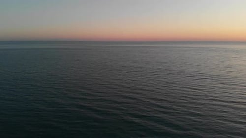Die
Kamera fliegt über die verschwommenen Meereswellen zum sauberen Horizont. Die Kamera fliegt vorwärts über das Meer