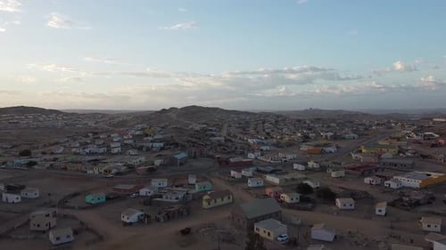 Images aériennes des maisons aux abords de la ville de Luderitz en Namibie