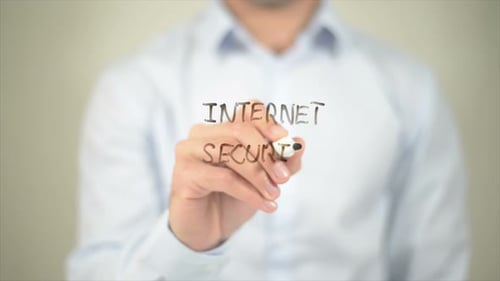 Internet Security Man schreibt auf transparentem Bildschirm