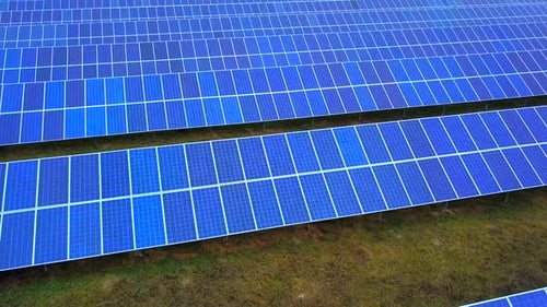 Solarkraftwerk im Sommer. Innovative Solarbatterien auf dem Feld. Erzeugung sauberer Energie