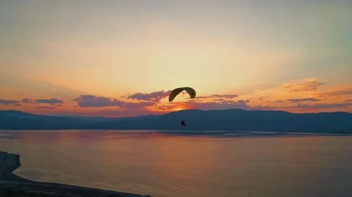 Parapente volant dans le lac