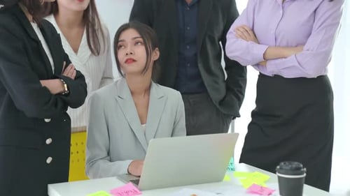 Les gens d'affaires discutent avec compétence d'un projet de travail sur ordinateur