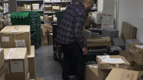 Homme adulte appartenant à une minorité ethnique cherchant dans le sous-sol du bureau. Verrouillé