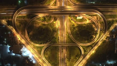 4K : Vue aérienne par Drone Hyper lapse de la jonction routière avec des voitures en mouvement.