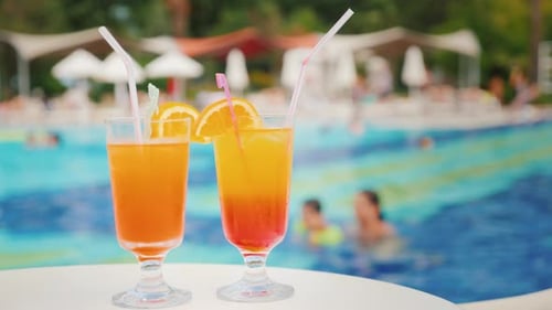 Zwei exotische Cocktails vor dem Hintergrund des Pools im Tourist Resort