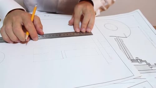 Ingenieur bei der Erstellung einer Projektzeichnung