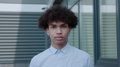 Portrait d'un jeune homme africain prospère près du quartier des affaires