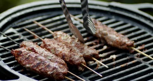 Kebab em um palito virado na grelha.