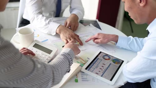 A equipe da empresa financeira discutiu e analisou o gráfico de dados de títulos e ações