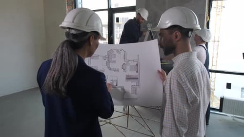 Detaillierter Plan der Wohnung in den Händen der Designer