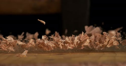 Holzspäne fallen auf ein Brett, Zeitlupe 4K