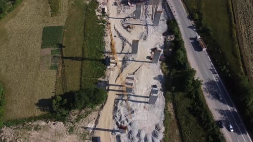 Luftaufnahme Neue Straßen- oder Autobahnbaustelle 4K - V10