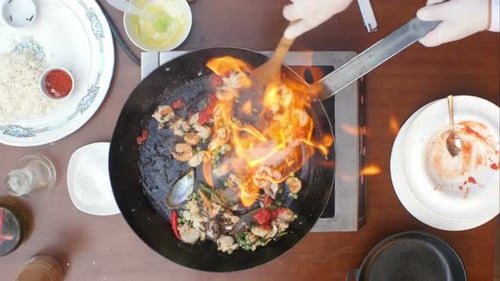 Fruits de mer frais dans la poêle en feu