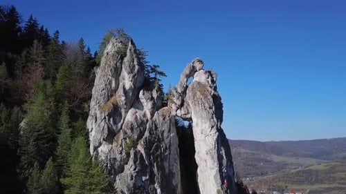 Survol du canyon de la vallée de Vratna en Slovaquie