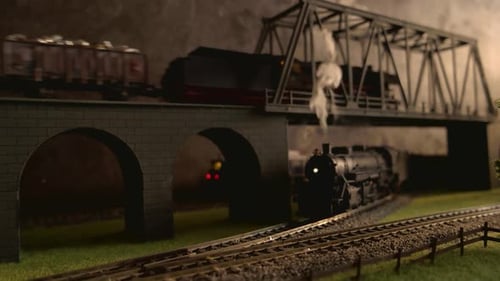 Modelos de trem de passageiros e trens de carga em movimento na ferrovia.