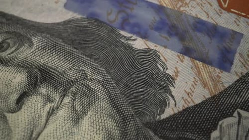 Billet de banque américain en papier de cent dollars en gros plan avec vue macro sur un chariot.