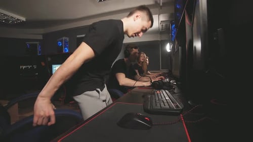 Jogadores profissionais participando do torneio de Cyber Games Online