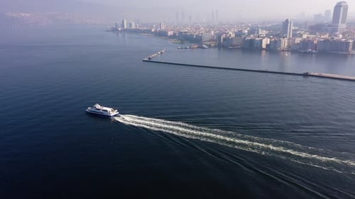 Luftaufnahme eines auf Meerwasser segelnden Marineschiffs