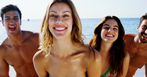 Porträt glücklicher Freunde, die Spaß am Strand haben
