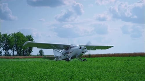 Ultraleichtes Privatflugzeug bereitet sich auf den Start am Sommertag des grünen Flugplatzes vor