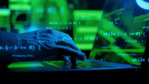 Nahaufnahme der Entwicklung von Programmier- und Codierungstechnologien. Programmierer tippen per Hand auf der Tastatur