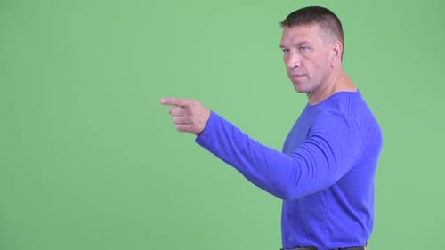 Profilansicht von Angry Macho Mature Man Zeigefinger