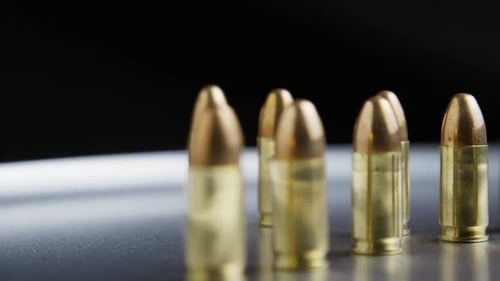 Filmmusik rotierende Aufnahme von Kugeln auf einer metallischen Oberfläche - BULLETS 032